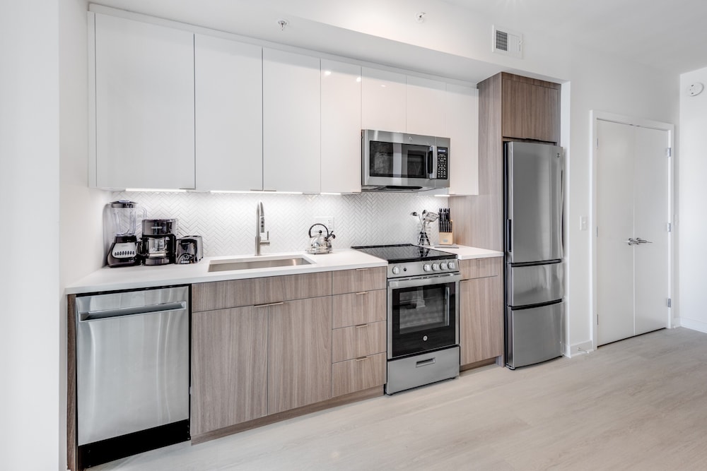 Luxury Apartment, 1 Bedroom, Balcony (Room décor/layout/colors vary by unit) - Photo 4