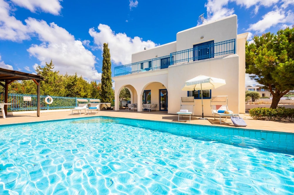 Villa photo 1