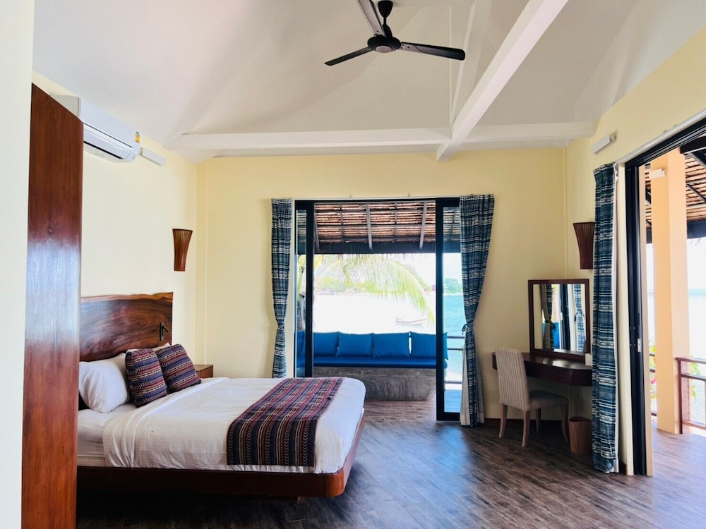 Beachfront 2 bedroom villa - Photo 15