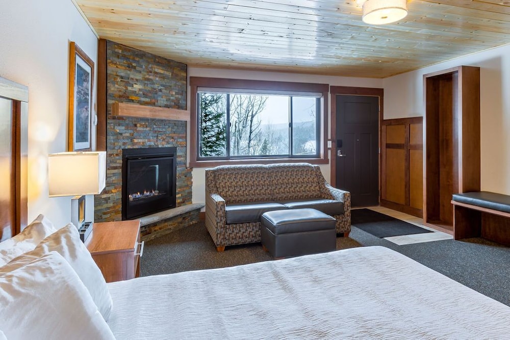 Standard Studio, 1 Queen Bed with Sofa bed, Fireplace, Mountain View (Trailside) photo 1