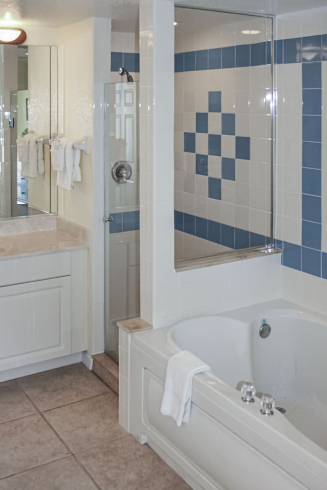 1 Bedroom Queen Suite with Balcony and Acc Tub - Photo 8