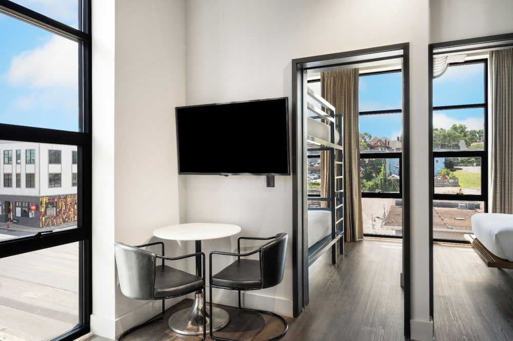 Suite, 2 Bedrooms, Kitchenette - Photo 4