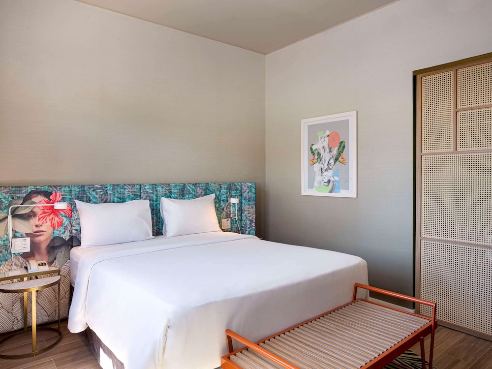 Executive Room, 1 Queen Bed, Balcony, Partial Sea View thumbnail 5