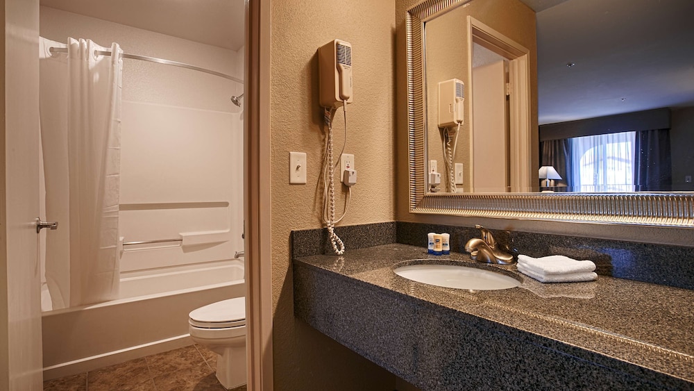 Standard Room, 1 Queen Bed, Non Smoking, Refrigerator & Microwave - Photo 2