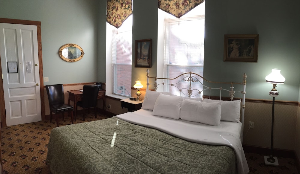 Classic Room, 1 King Bed photo 2