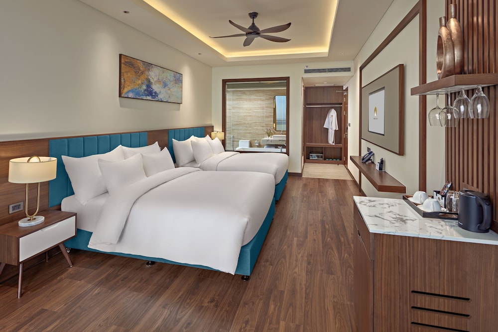 Suite Family Room with Oceanview Balcony - Photo 3