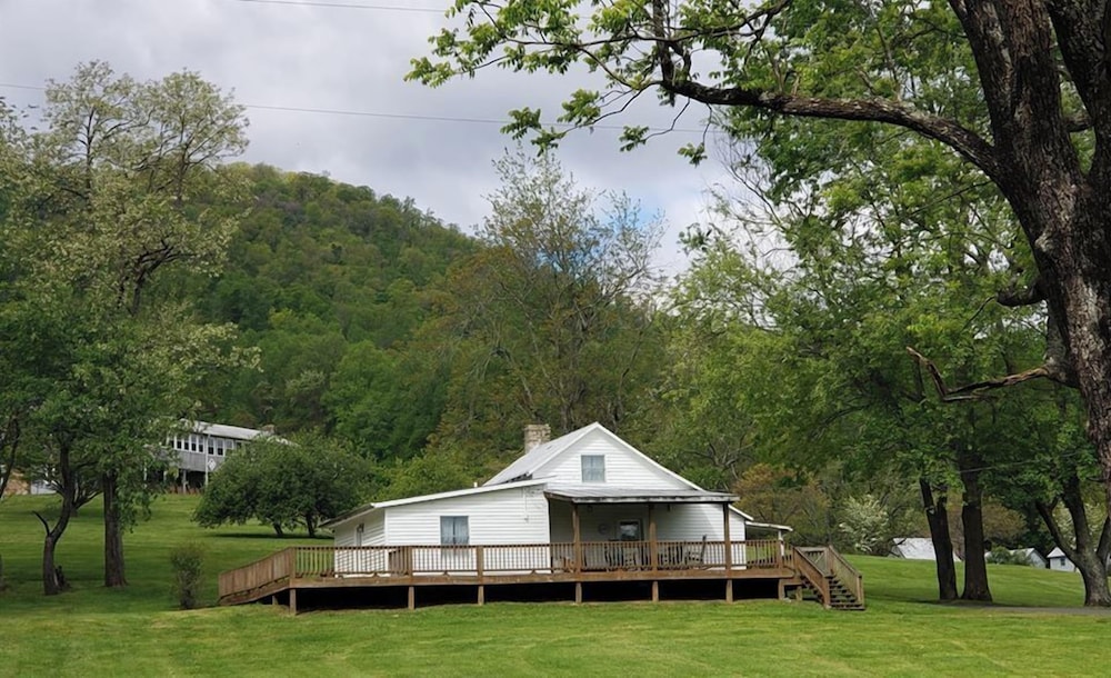 Pete's House - Photo 2