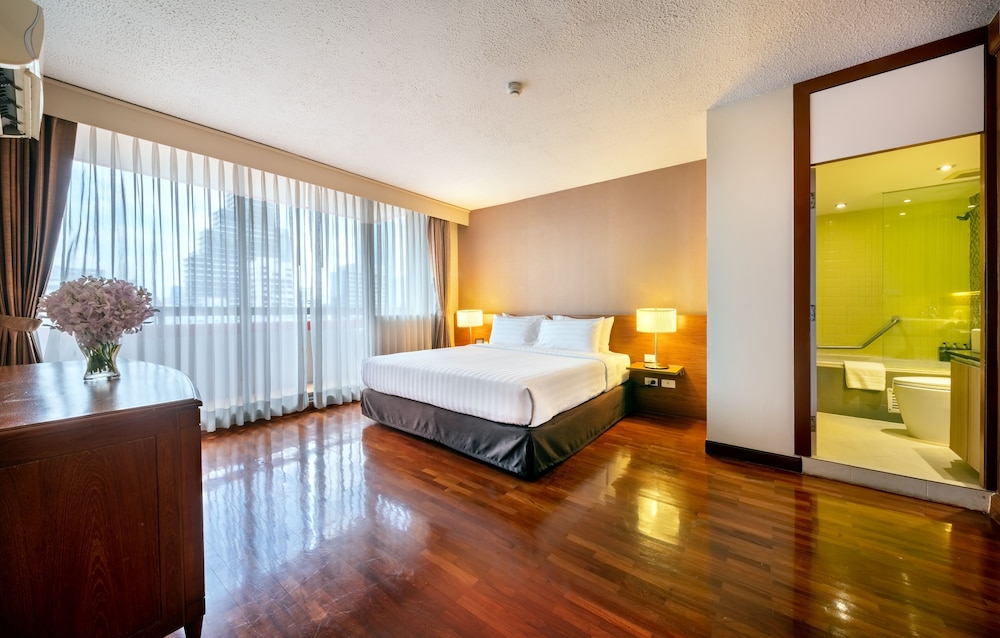 Three Bedroom Residence with Balcony photo 3