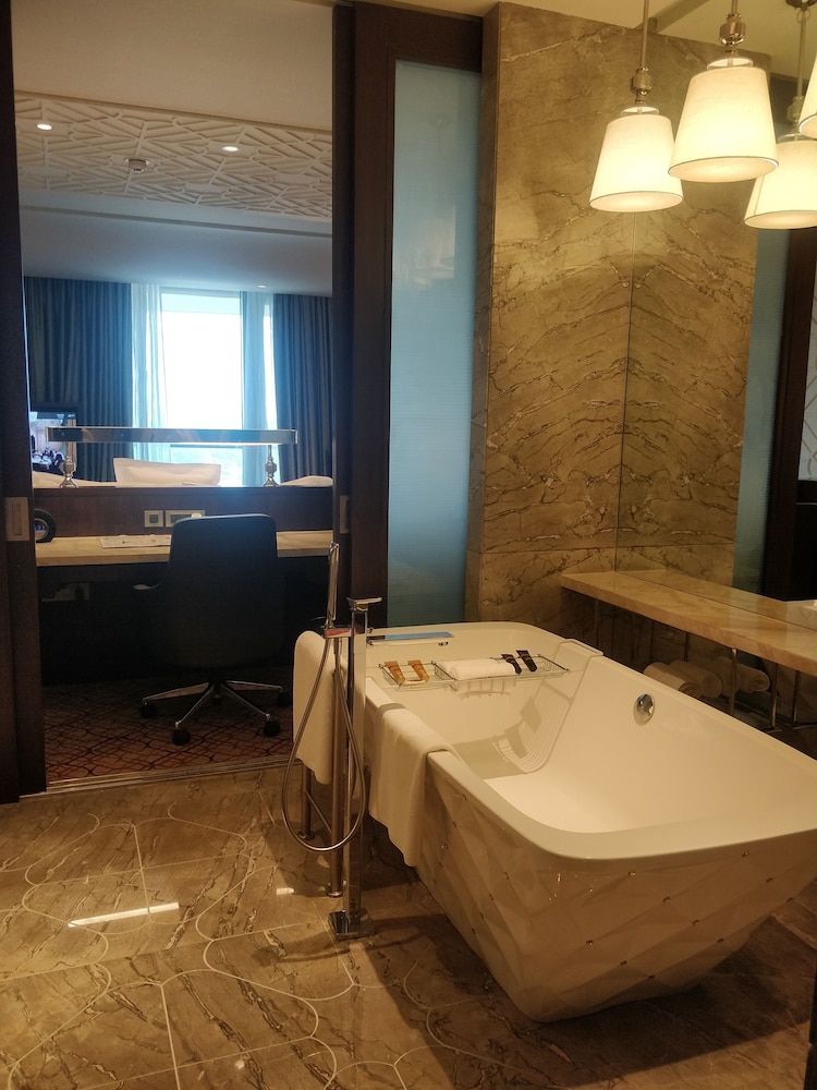 ITC One, 1 King Bed, Lake view