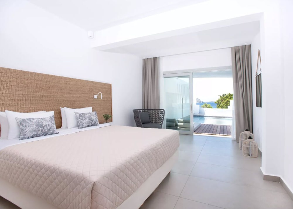 Deluxe Suite, Sea View (Shared pool) photo 3