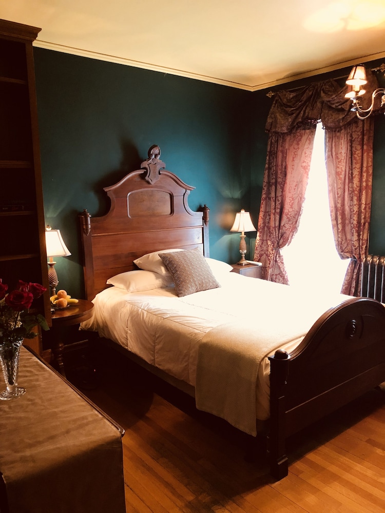 Deluxe Room, 1 Queen Bed (En-Suite Bath) photo 1