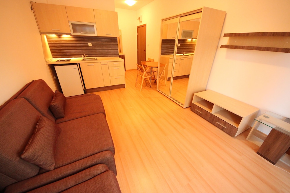 Basic Studio (2 Adults)