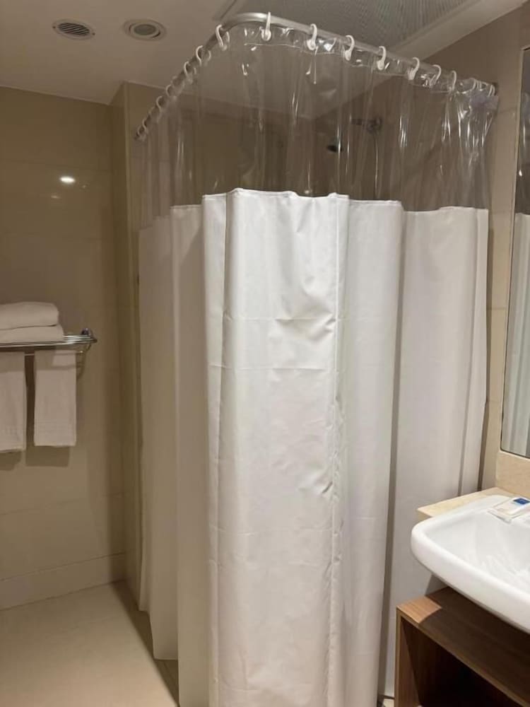 Executive Room, 1 Double Bed, Accessible, Non Smoking (Mobility, Roll-In Shower) - Photo 2