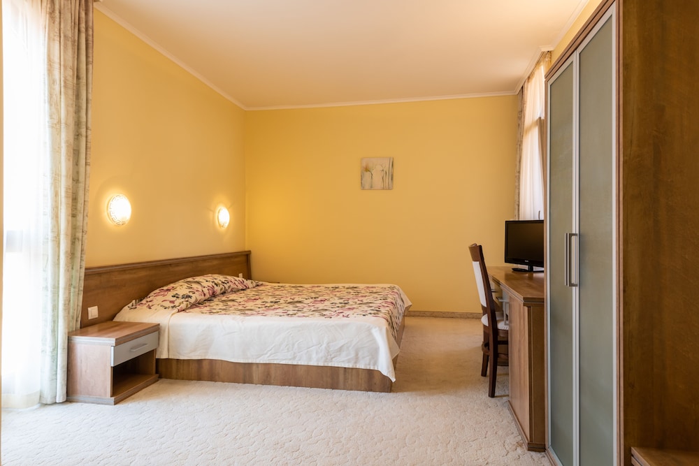 Economy Double Room, Balcony (Park View)