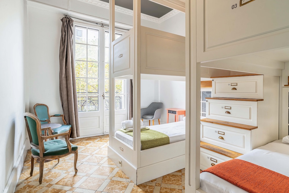 Dormitorio Compartido Superior, Solo para Mujeres