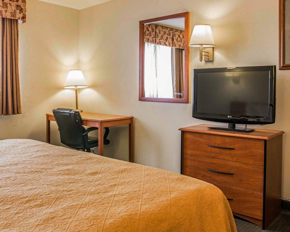 Standard Room, 1 King Bed, Non Smoking - Photo 2