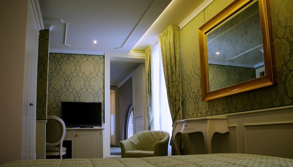 Family Room, City View photo 3