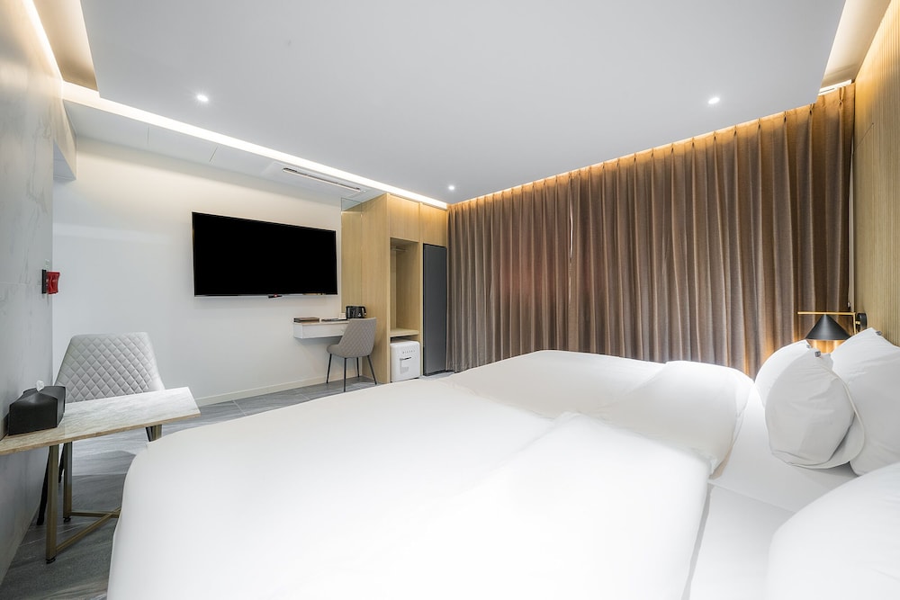 Premium Twin Room - Photo 7