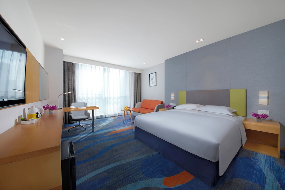 Standard Room, 1 King Bed, City View (High Floor) photo 2