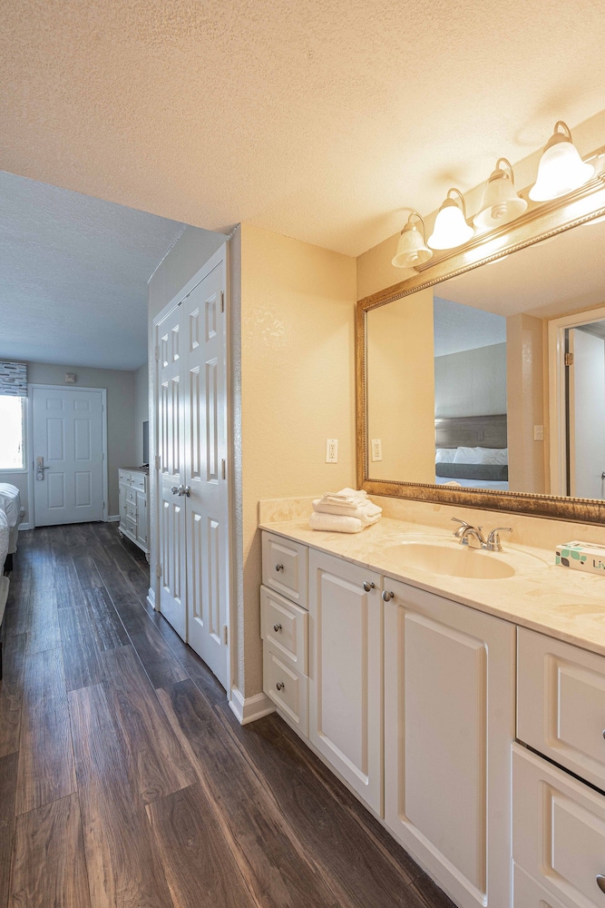 Condo, 1 Bedroom photo 2