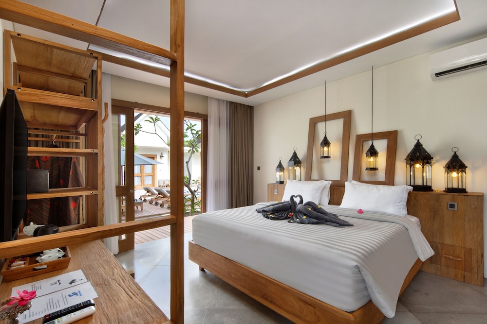 Superior Suite, 1 King Bed, Bathtub, Pool View photo 3
