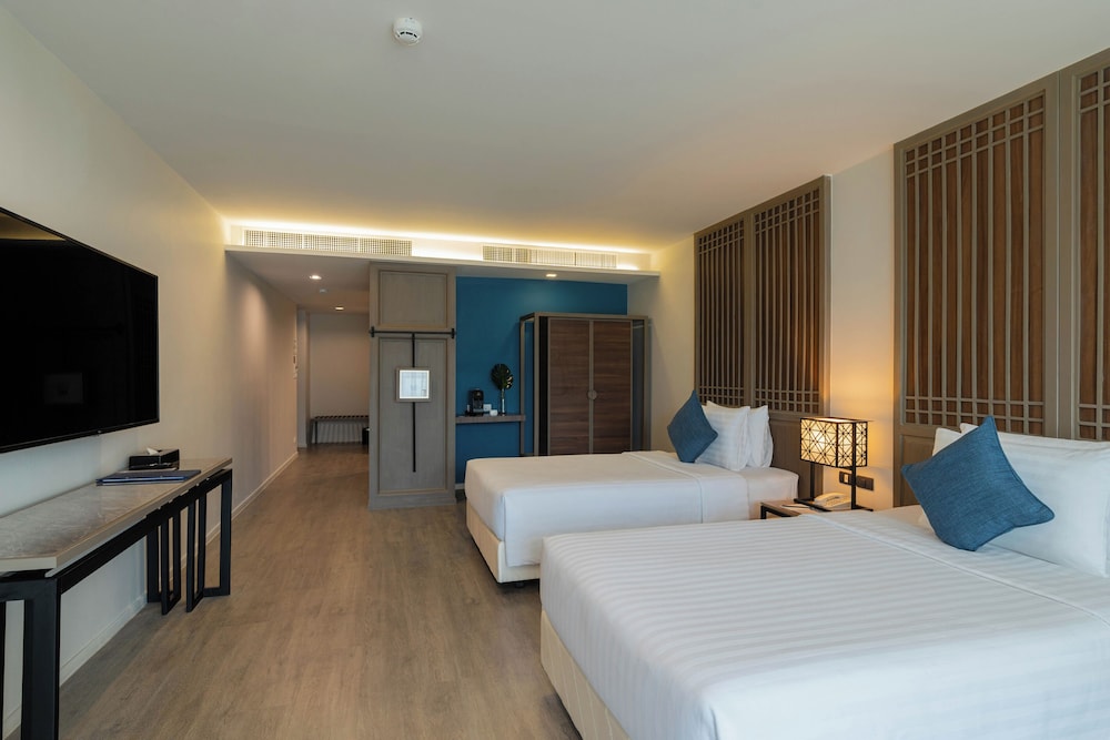 Grand Deluxe Jacuzzi Access