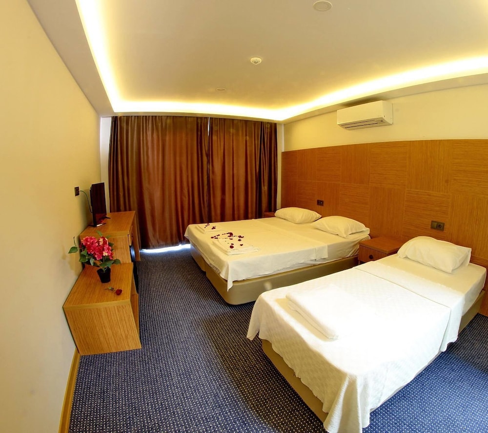 Classic Triple Room, Non Smoking photo 1