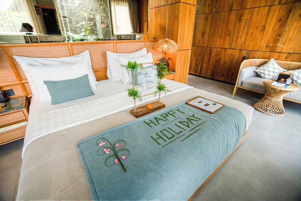 Grand Smart 1 Bedroom Villa with Private Pool & Hot Tub - Photo 3