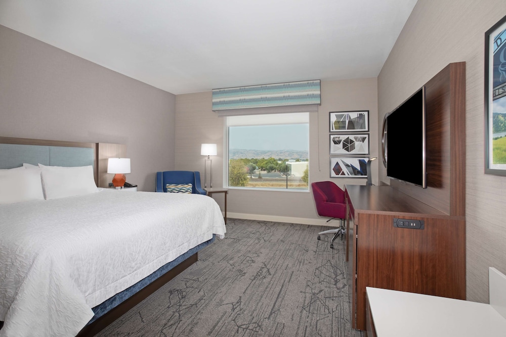 Room, 1 King Bed, Microwave - Photo 1