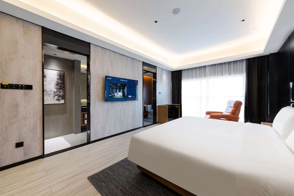 Room, 1 King Bed, Non Smoking, City View (Intelligent) photo 1