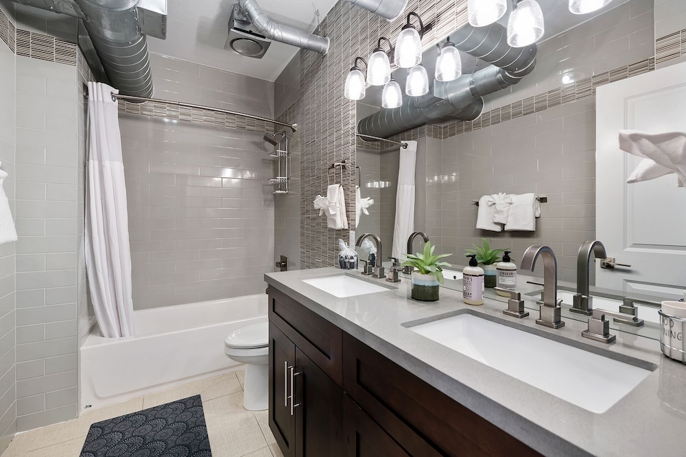 Luxury Suite, Kitchen, Courtyard View