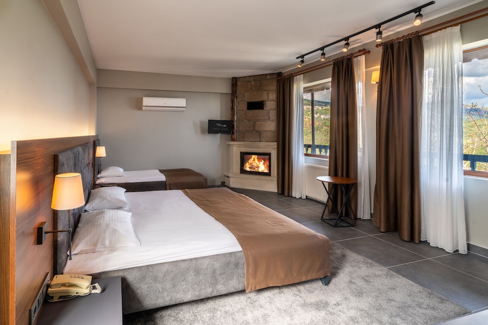 Deluxe Triple Room with Fireplace photo 1