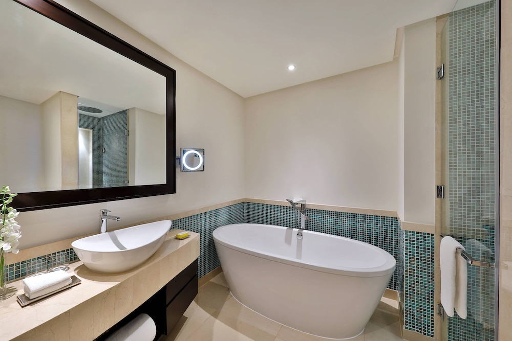 Suite, 3 Bedrooms, City View - Photo 2