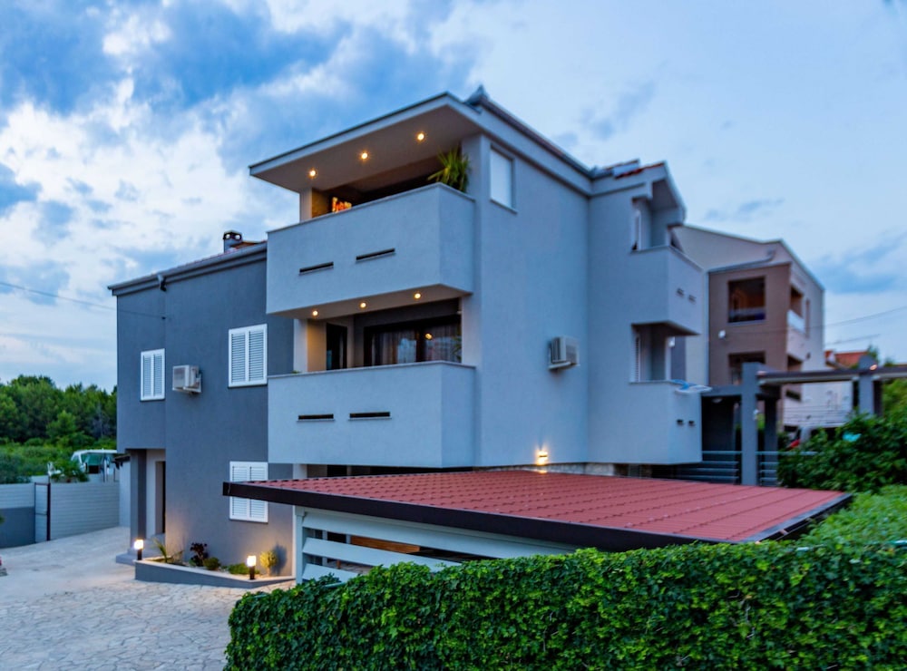 Apartment (Three Bedroom Apartment with Private )