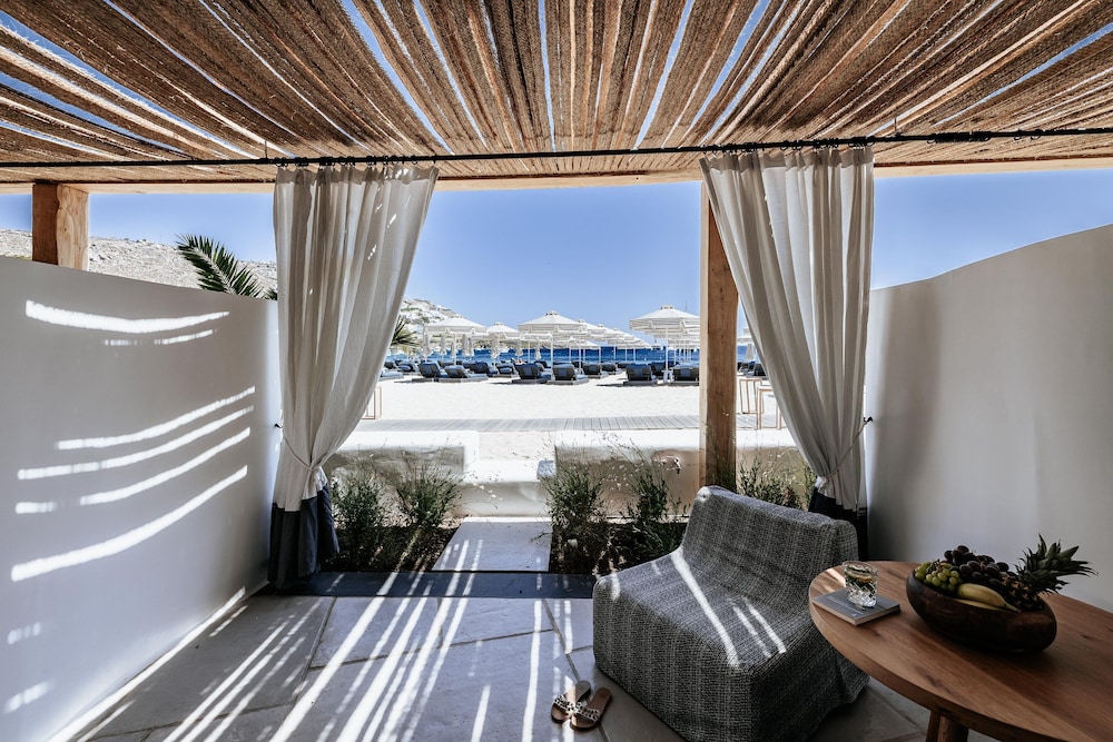 Deluxe Room, 1 King Bed, Beachfront - Photo 2