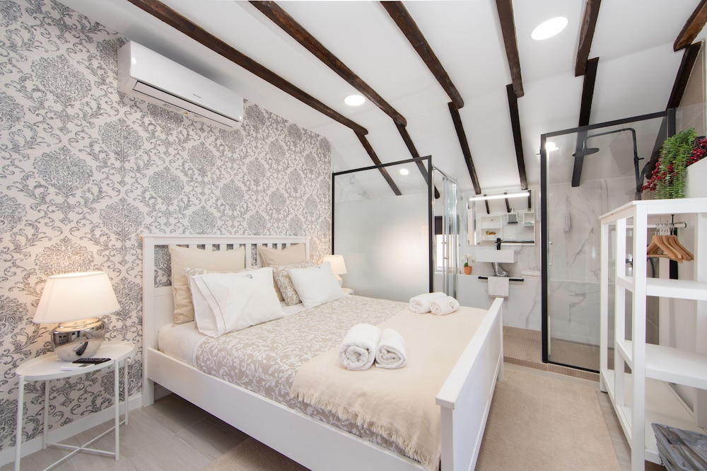 Honeymoon Studio Suite, 1 Queen Bed, Pool Access, Beachside photo 1