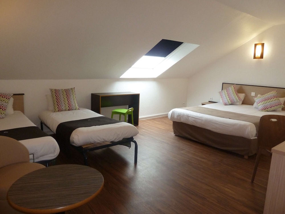 Standard Room, Multiple Beds - Photo 9