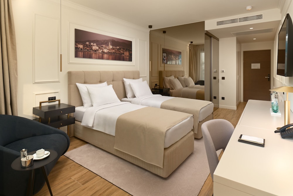 Superior Double or Twin Room photo 3