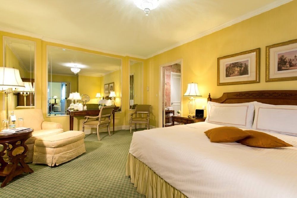 Suite, 1 King Bed photo 2