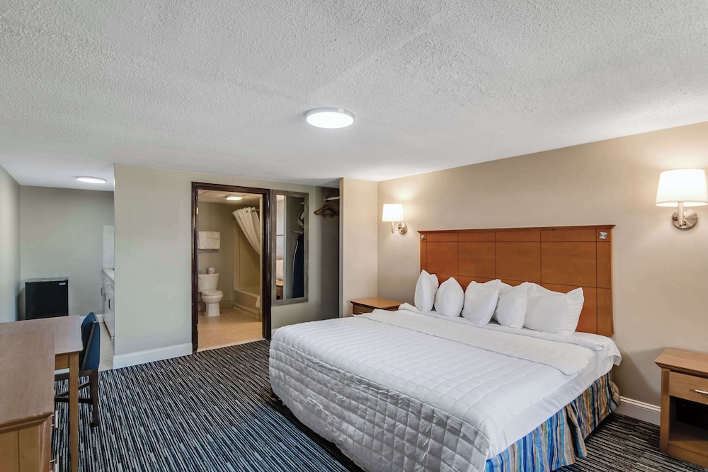 Suite, 1 King Bed, Kitchenette - Photo 1
