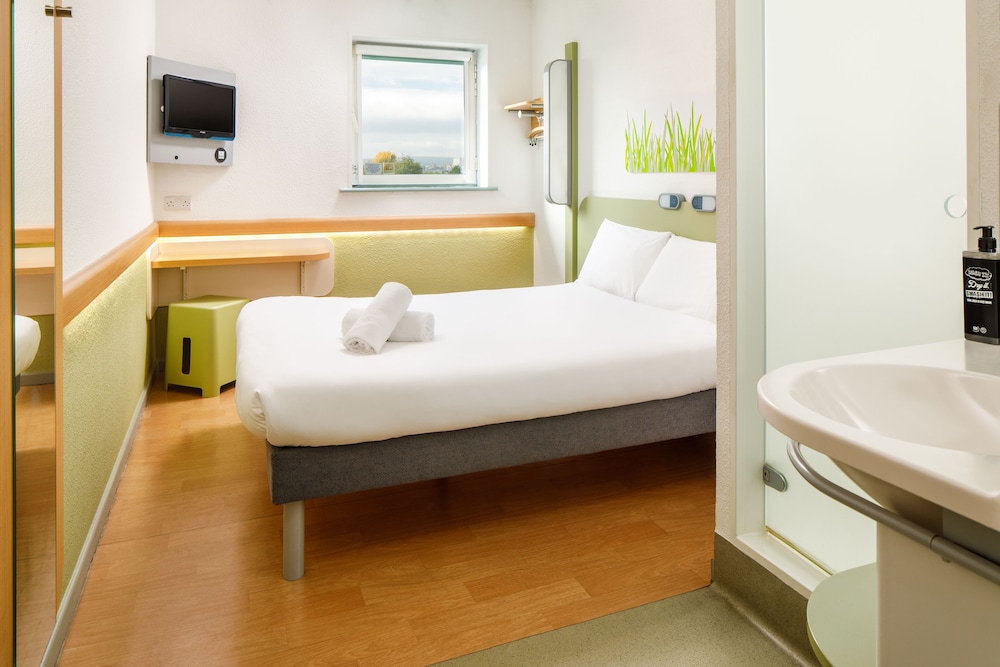 Triple Room (1 Double Bed and 1 Single Bunk Bed) photo 3