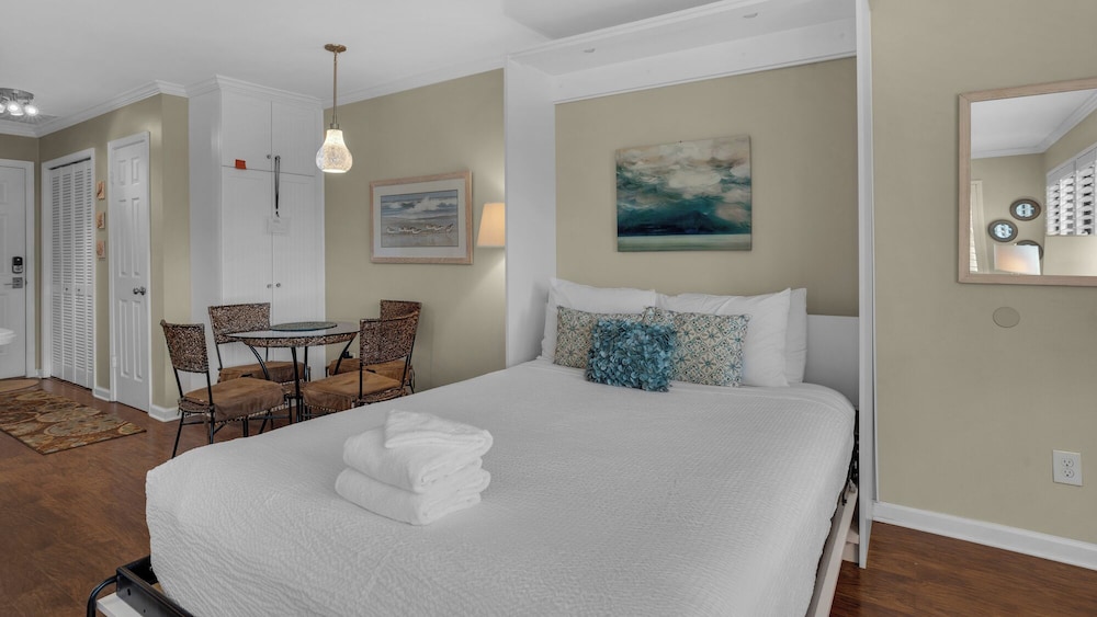 Studio Suite, 1 Queen Bed, Balcony, Garden View (Hidden Beach 201 - No Pets Allowed) photo 3