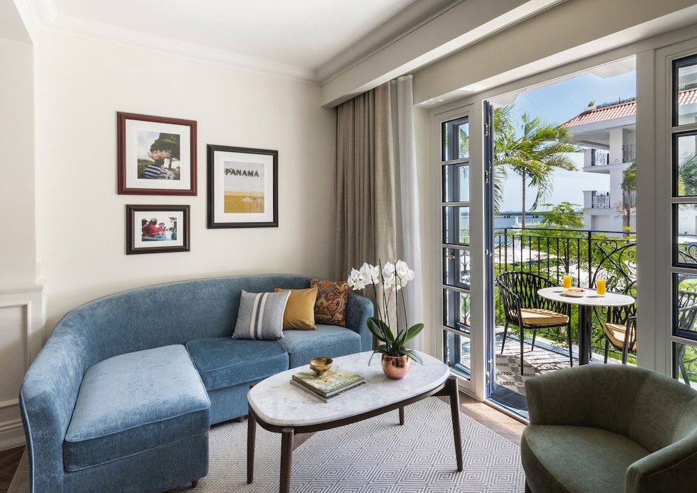 Prestige Duplex Suite with One King Bed and City View