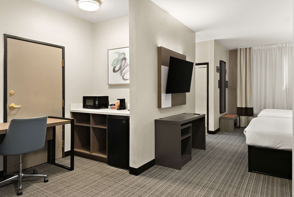 2 Beds Queen Suite Non Smoking Accessible with Walk in Shower - Photo 1