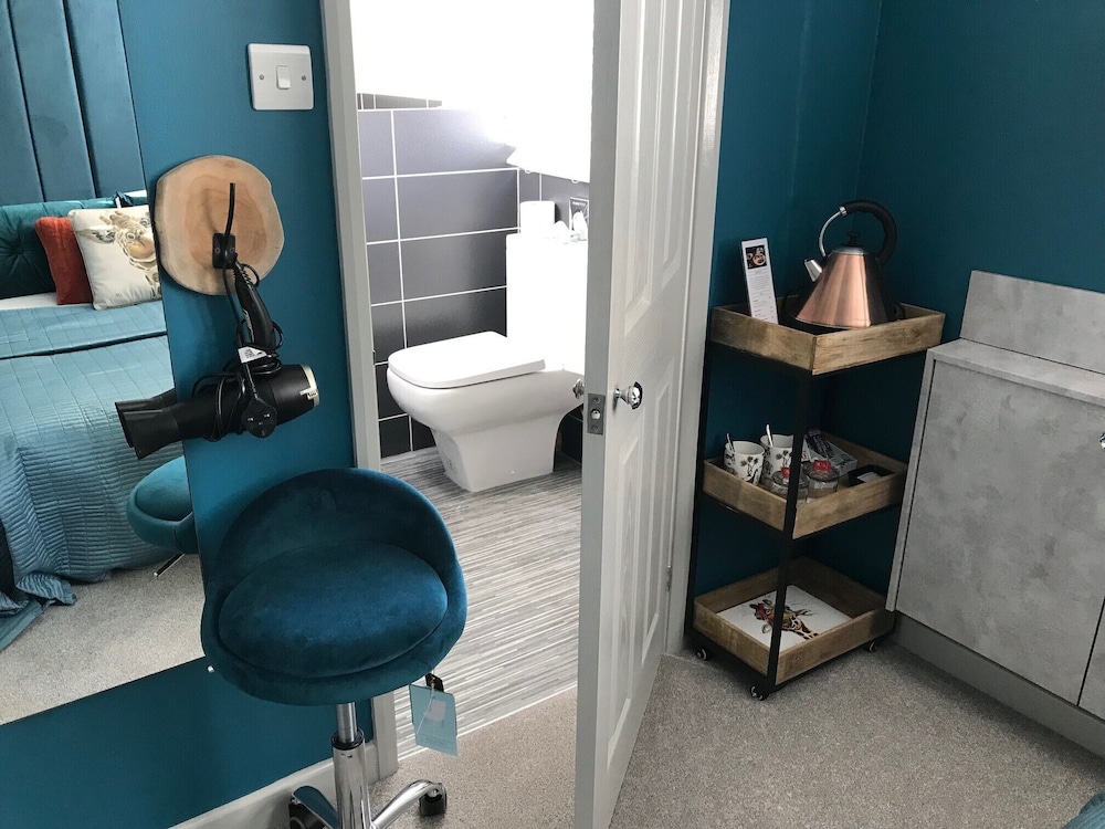 Small Double Room Ensuite photo 2