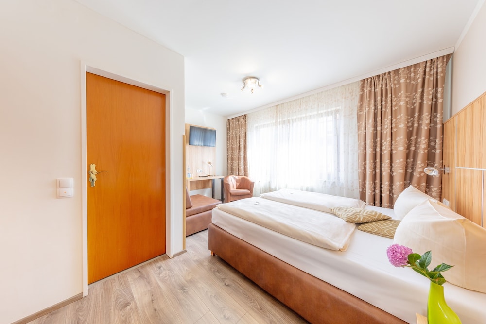 Standard Double Room - Photo 11