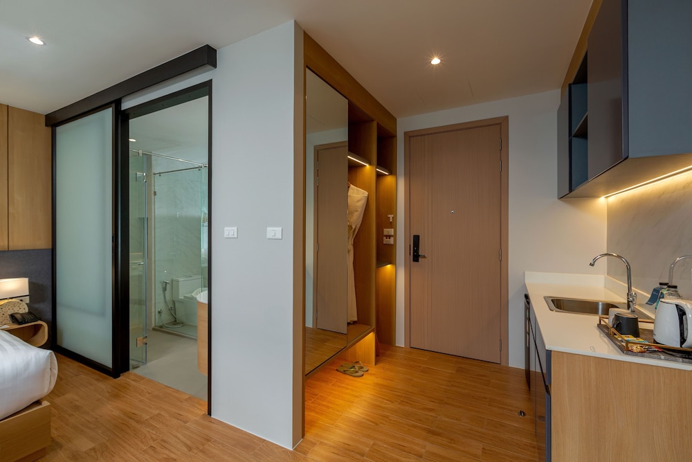 Deluxe Room, 1 King Bed, Pool Access - Photo 4