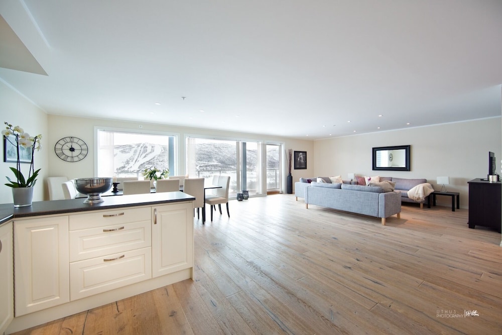 Suite, 6 Bedrooms (A) (Linen and towels not included) photo 3