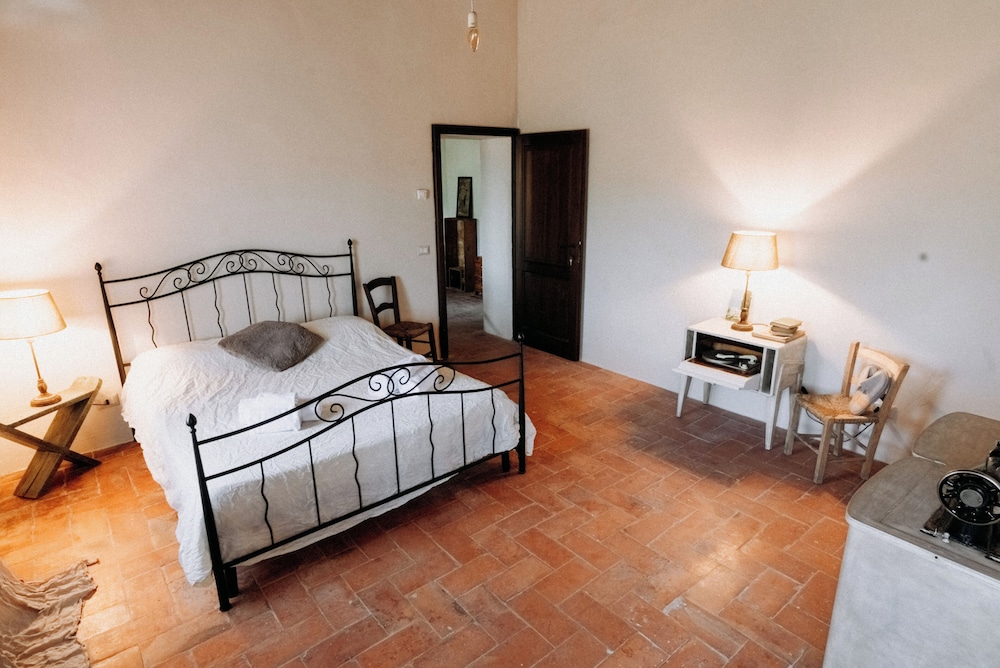 Deluxe Room, 1 Double Bed, Bathtub, Hill View photo 3