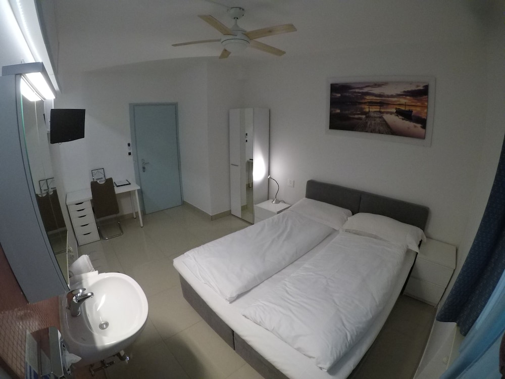 Economy Double Room, Shared Bathroom photo 2